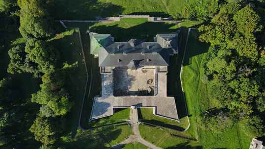 空中拍摄村庄城堡