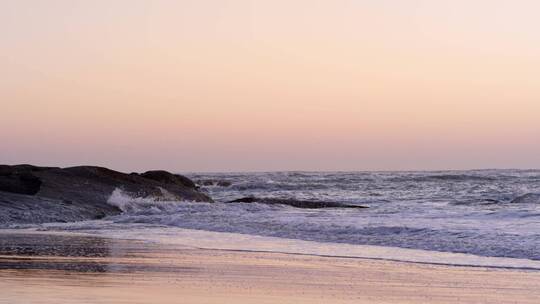 4K夕阳下的沙滩海浪