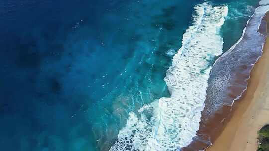 航拍蓝色大海沙滩海浪自然风景旅行大气意境