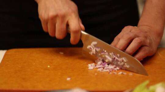 【镜头合集】西餐厨师切洋葱碎视频素材模板下载