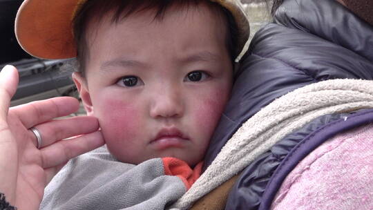 藏区牧民小孩视频素材模板下载