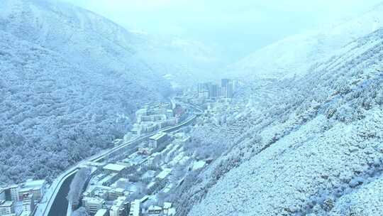 雪后小镇全景，银装素裹美如仙境