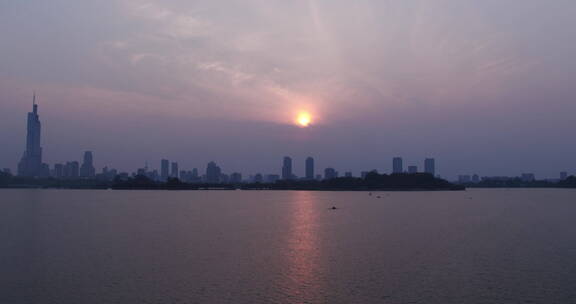 航拍南京玄武湖夕阳倒影 划船经过湖面