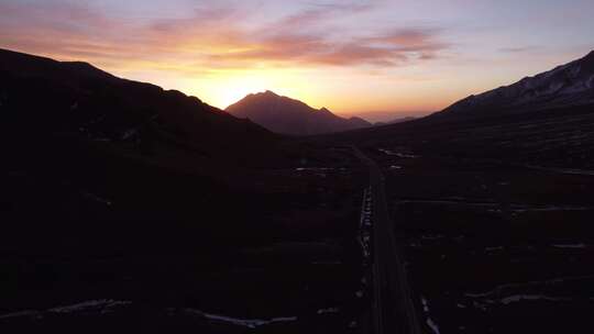 青海拉脊山雪山夕阳航拍4K视频