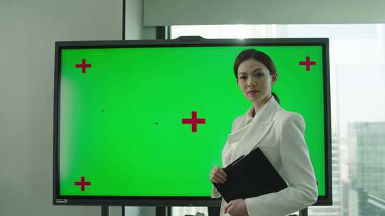 实拍女白领绿幕演示讲解展示视频素材模板下载