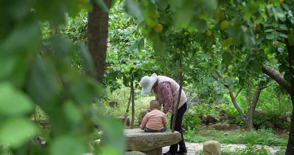 留守儿童农村老人和孩子看孩子