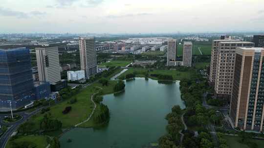 航拍日落的昆山夏驾河湿地公园与城市风光