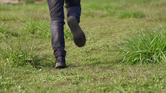 草坪上跑步脚步特写