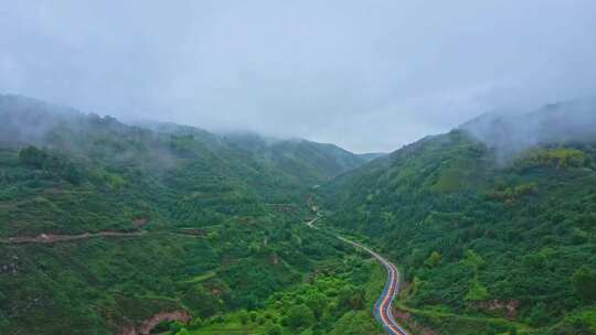 烟雨云雾缭绕的青山公路航拍