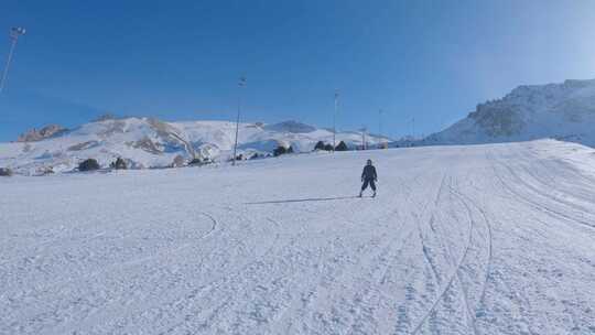 小男孩滑雪