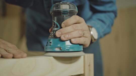 家具厂工人用砂轮打磨木材视频素材模板下载