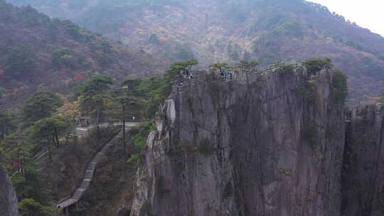 航拍黄山山顶游客欢呼