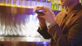 洛阳小酒吧吧台调酒师调酒慢动作运镜素材高清在线视频素材下载