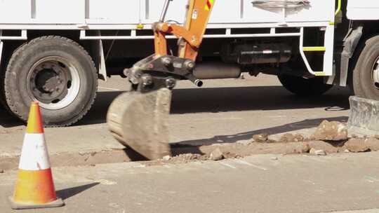 挖掘机铲在路沟中挖掘土方工程