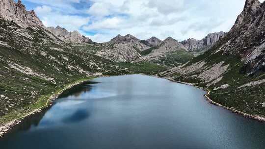 蓝天白云下莲宝叶则山谷中的扎尕尔错湖