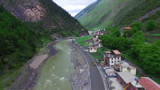 航拍川西高原山谷中的藏族村庄
