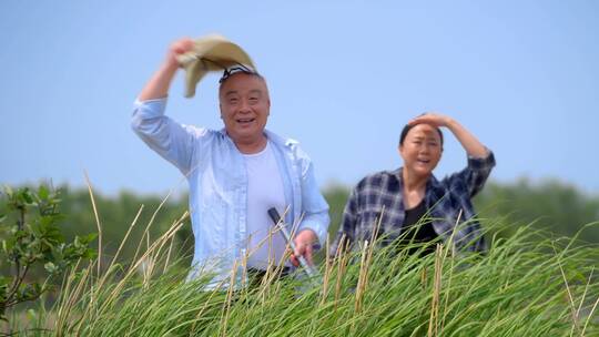 村民挥手笑脸