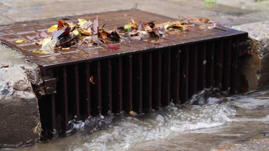 雨天自然灾害城市内涝井盖喷水水淹马路