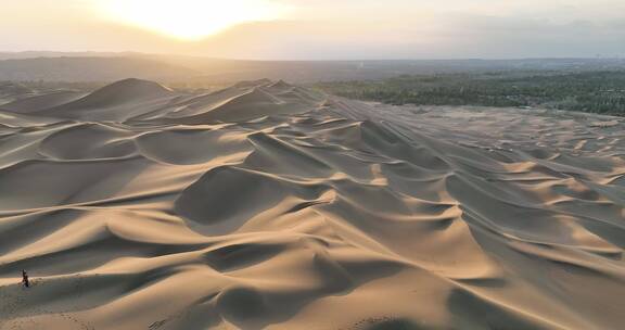中国新疆库木塔克沙漠航拍