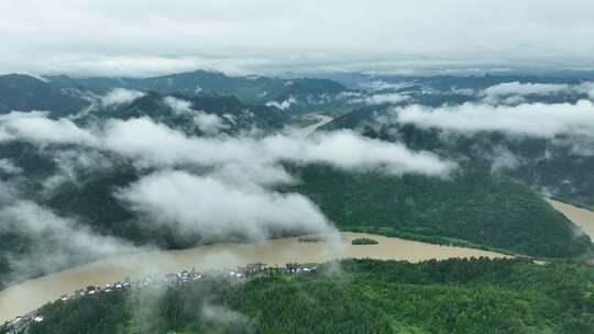 山间云雾缭绕河流村庄全景