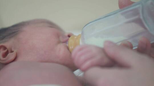 新生儿生命暖箱吃奶康复