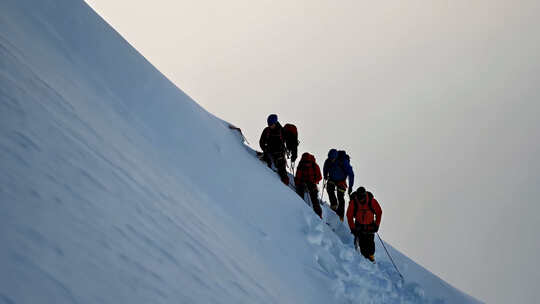 登山队员攀登雪山