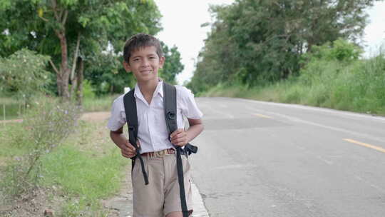 一个穿着泰国小学校服微笑的穷小学生等公共