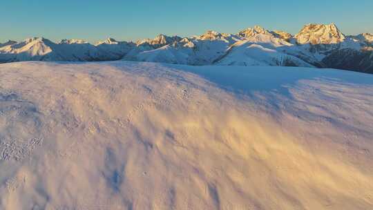 航拍雪山日照金山