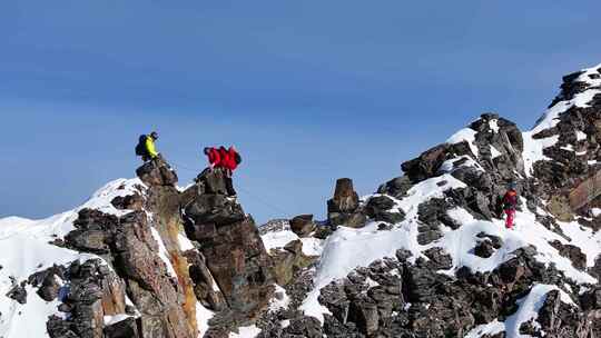 航拍攀登雪宝顶雪山的登山者翻越骆驼背