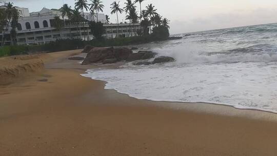 海浪冲击着海边的岩石