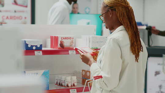 年轻女子在药店检查药盒视频素材模板下载