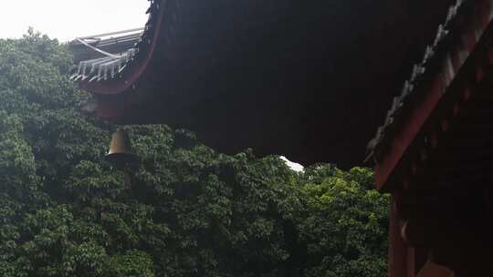 雨天古风建筑屋檐下雨水滴意境