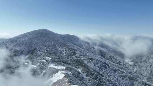 蓝天下秦岭冰雪世界绝美雾凇云海航拍视频