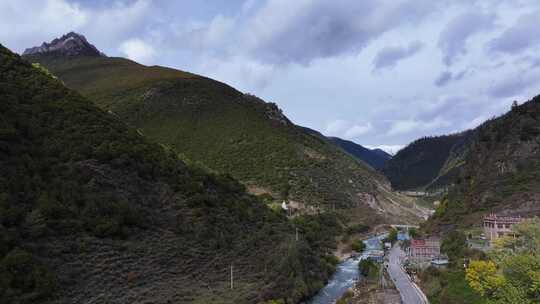 航拍四川甘孜措普沟景区秋色风光