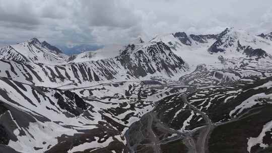 航拍新疆独库公路哈希勒根垭口风景