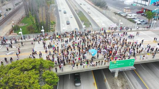 高速公路上聚集的抗议人群