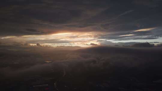 空中俯瞰云海日出景象