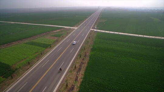 航拍绿色田野中的高速公路
