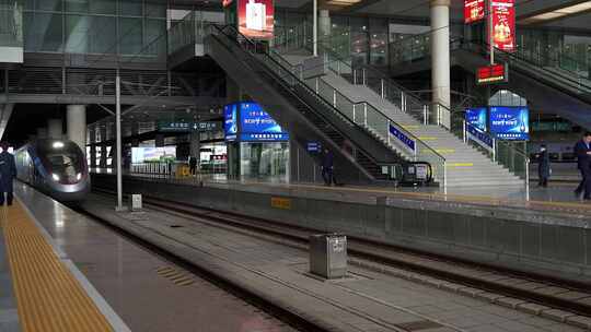 复兴号进站高铁抵达南京南视频素材模板下载