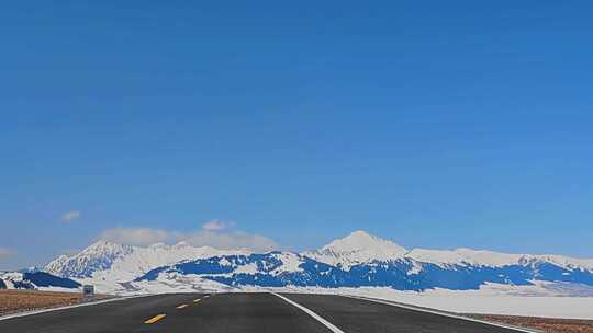新疆博乐赛里木湖雪山下的环湖公路