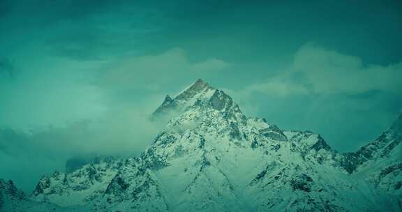 雪山被乌云遮蔽