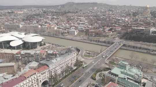 格鲁吉亚第比利斯——2021年4月5日：巴拉塔什维利桥和公共登记处的鸟瞰图。视频素材模板下载