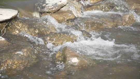 呼和浩特大青山里的小溪天然泉水矿泉水