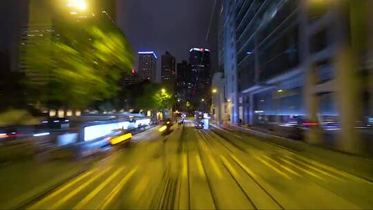 穿行在夜晚的道路上