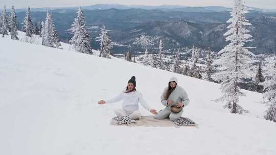 一男一女在雪山上冥想