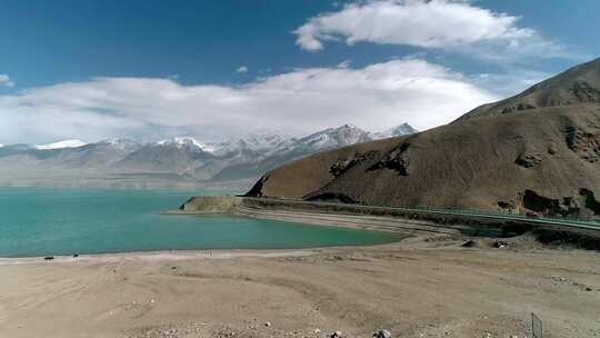 新疆喀什山脉湖泊雪山航拍