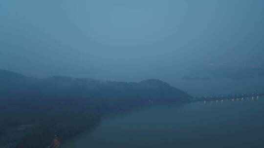 清晨迷雾中的山湖航拍