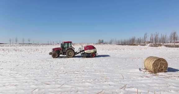 雪地里的打捆机航拍