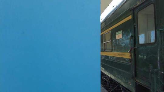 绿皮火车车厢局部画面