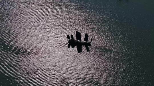 俯拍夕阳下湖州太湖上一只渔船 渔舟唱晚